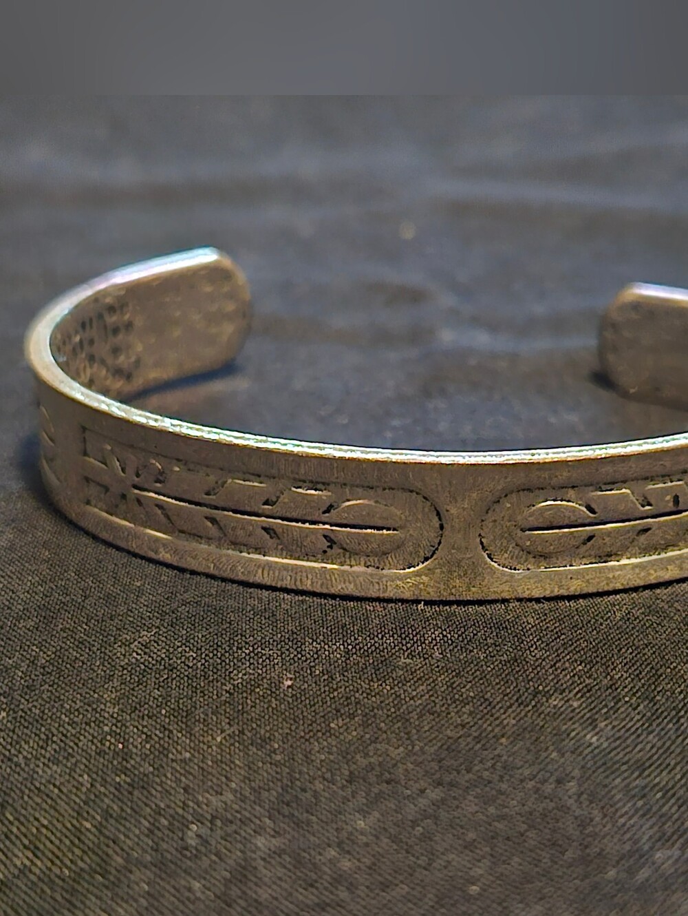 Vtg Silver Tone Native American Style Arrow Cuff Bracelet Dimpled Textured Inner
